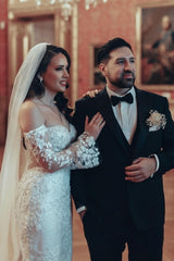 Exquisito vestido de novia de encaje con hombros descubiertos y manga larga de corte sirena