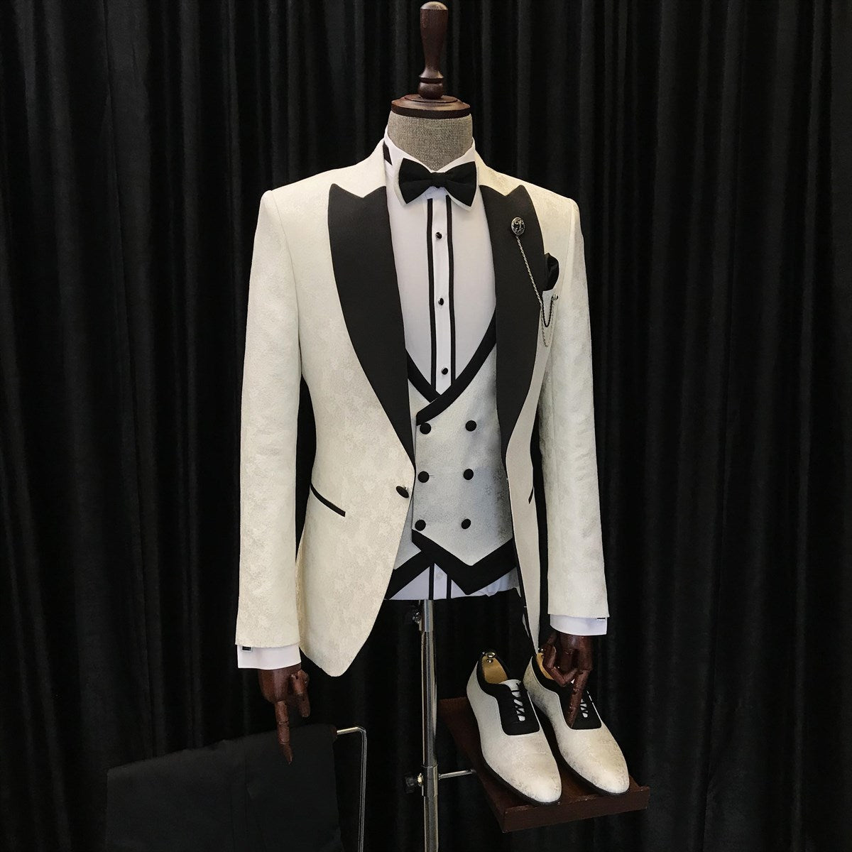 Alvin New White Jacquard Three-Piece Wedding Suits with Black Peaked Lapel