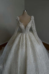 Amazing Long Princess A-line V-neck Lace Beading Wedding Dresses With Long Sleeves