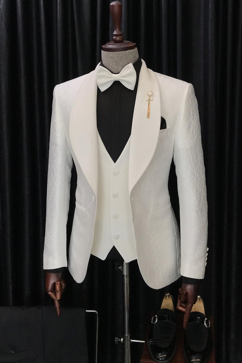 Andrew Shawl Lapel Three-Piece White Jacquard Groom’s Wedding Suit