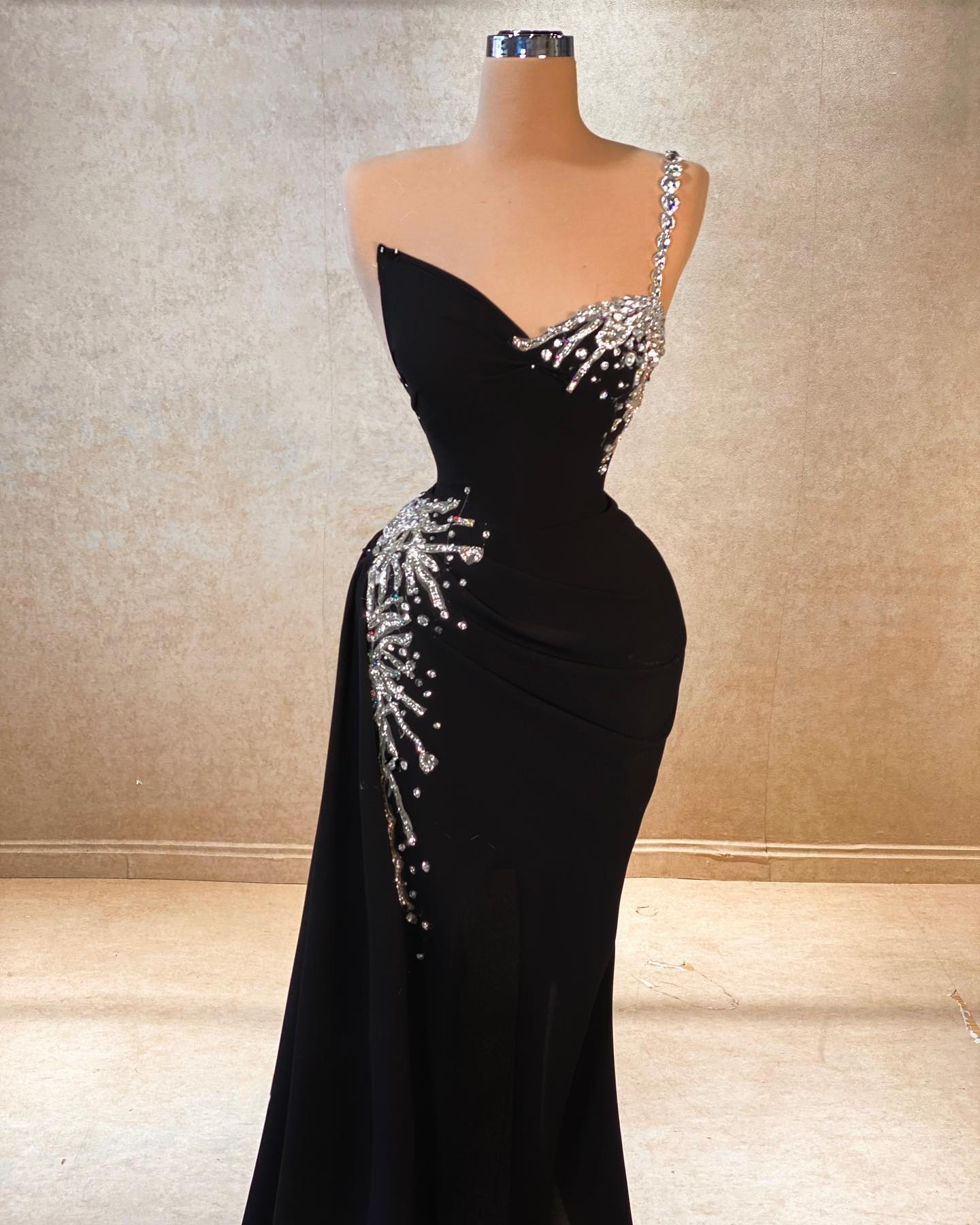 Beautiful A-line One Shoulder Sleeveless Rhinestone Satin Black Prom Dress