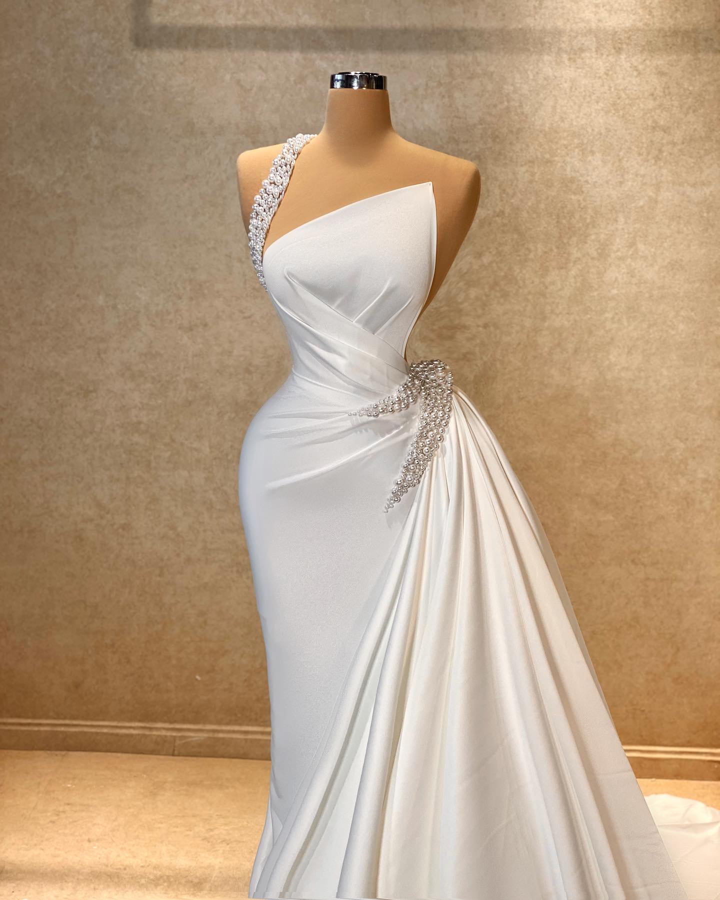 Beautiful A-line One Shoulder Sleeveless Rhinestone Satin train white Long Prom Dress