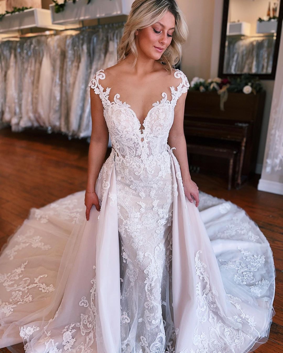 Beautiful Long Mermaid Lace Sleeveless Wedding Dress With Detachable Train