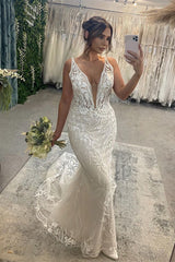 Beautiful Long Mermaid V-neck Sleeveless Lace Backless Wedding Dress