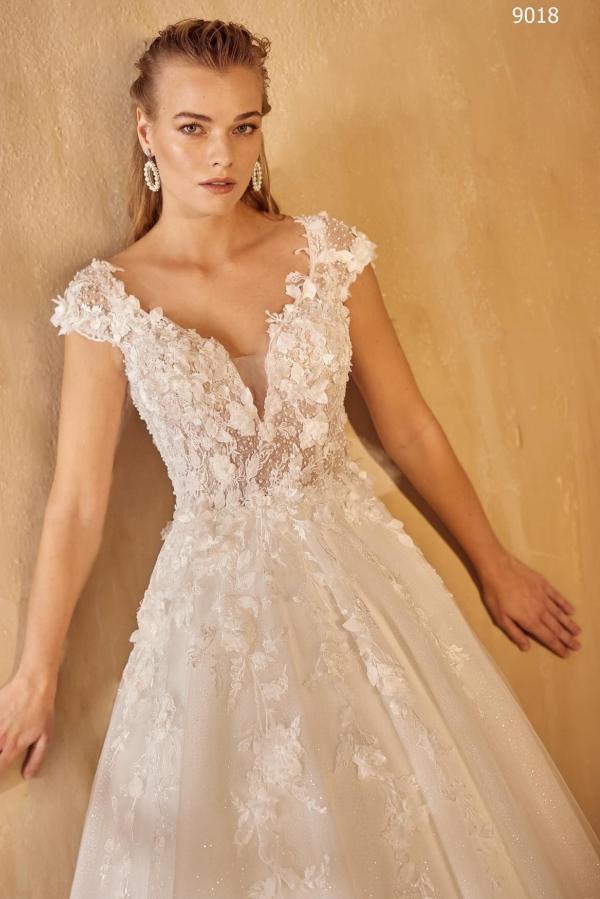 Beautiful V-neck Long A-line Lace Tulle Sleeveless Wedding Dresses