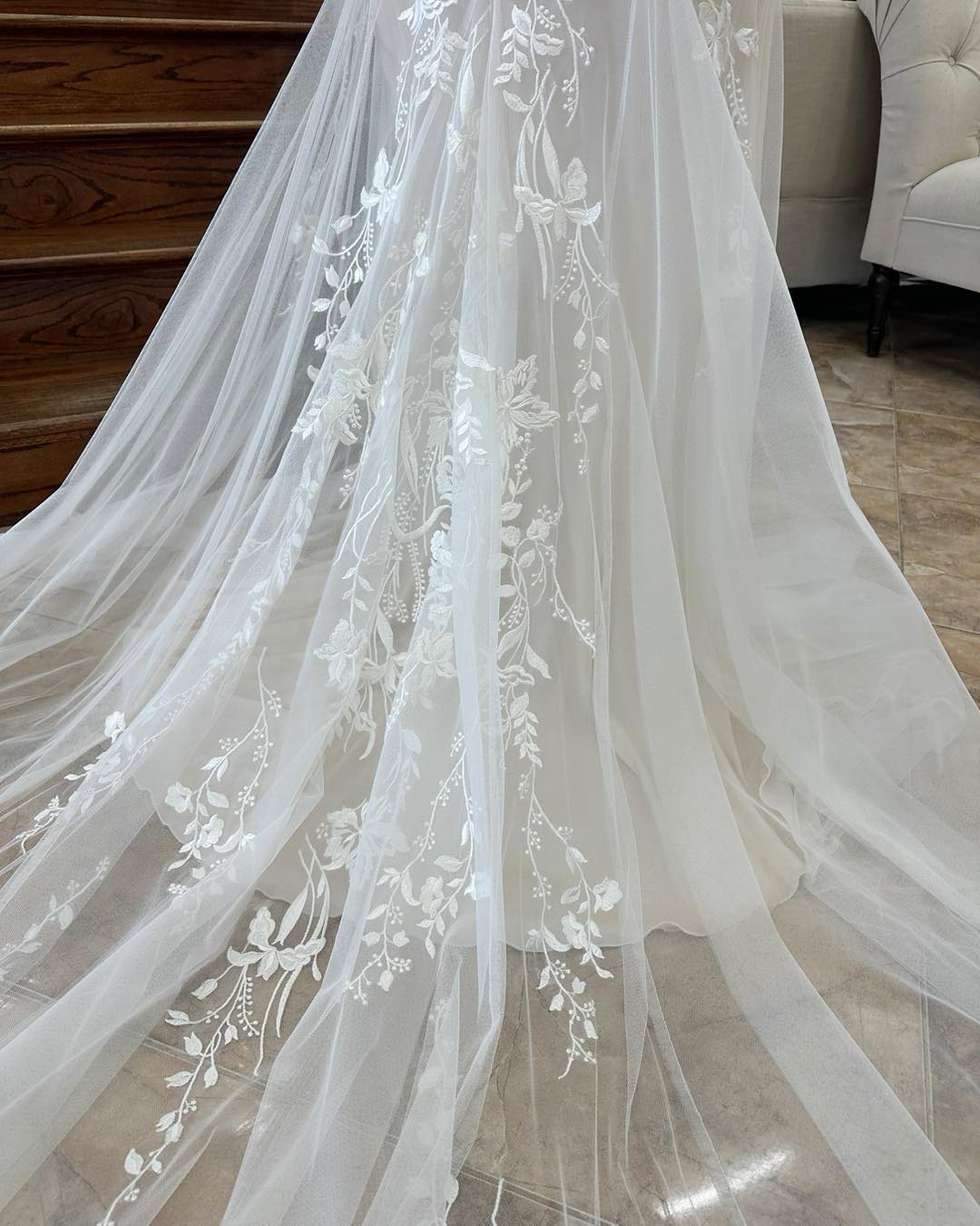 Charming A-line V-neck Sleeveless Appliques Lace Train Wedding Dress