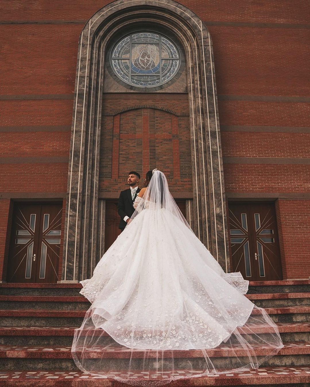 Chic Long White V-neck A-line Appliques Wedding Dress With Sleeves And Train