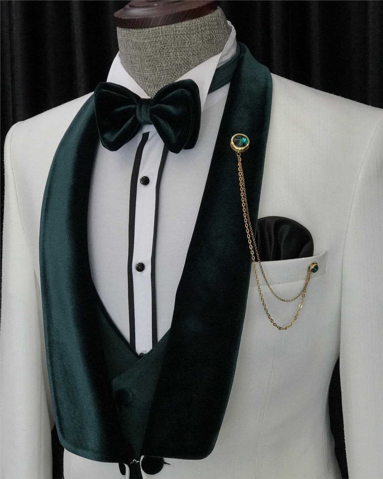 Contemporary White Velvet Shawl Collar Three-Piece Groom's Wedding Suit