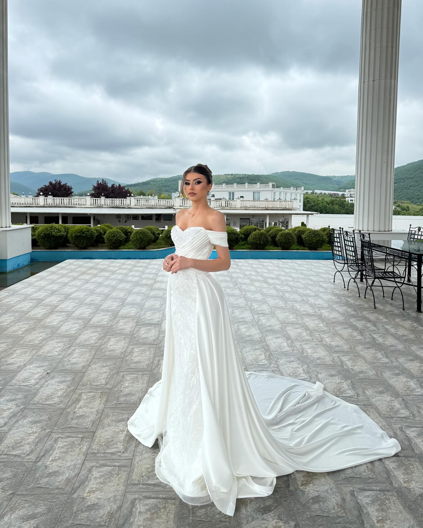 Fabulous A-Line Off-The-Shoulder Sleeveless Appliques Lace White Wedding Dresses