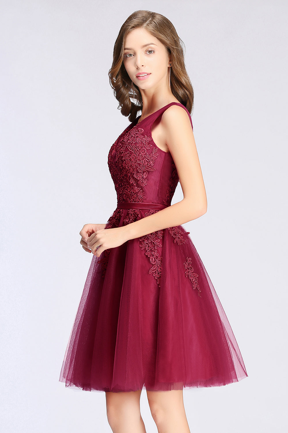 Glamorous Sleeveless Appliques Tulle Lace V-Neck Knee Length Dress