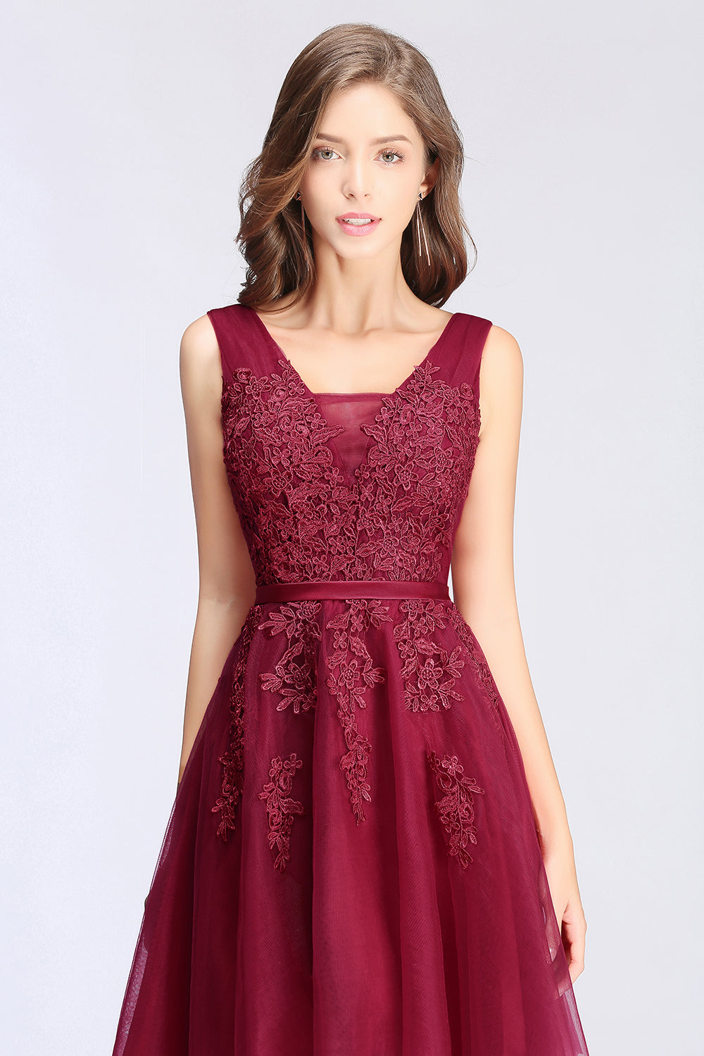 Glamorous Sleeveless Appliques Tulle Lace V-Neck Knee Length Dress