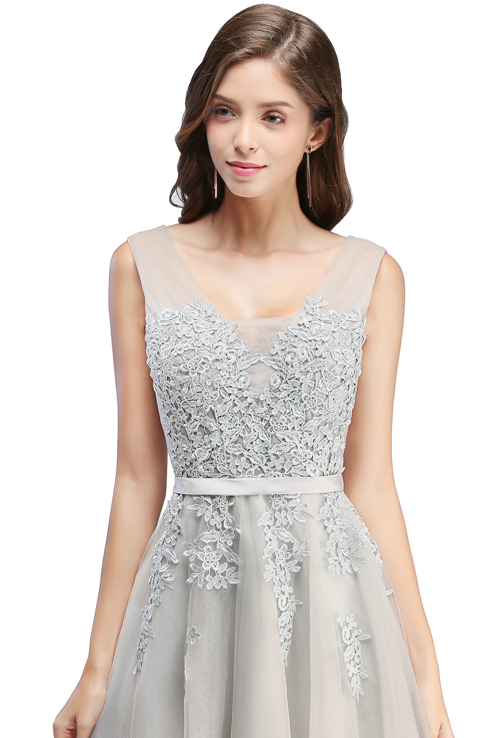 Glamorous Sleeveless Appliques Tulle Lace V-Neck Knee Length Dress