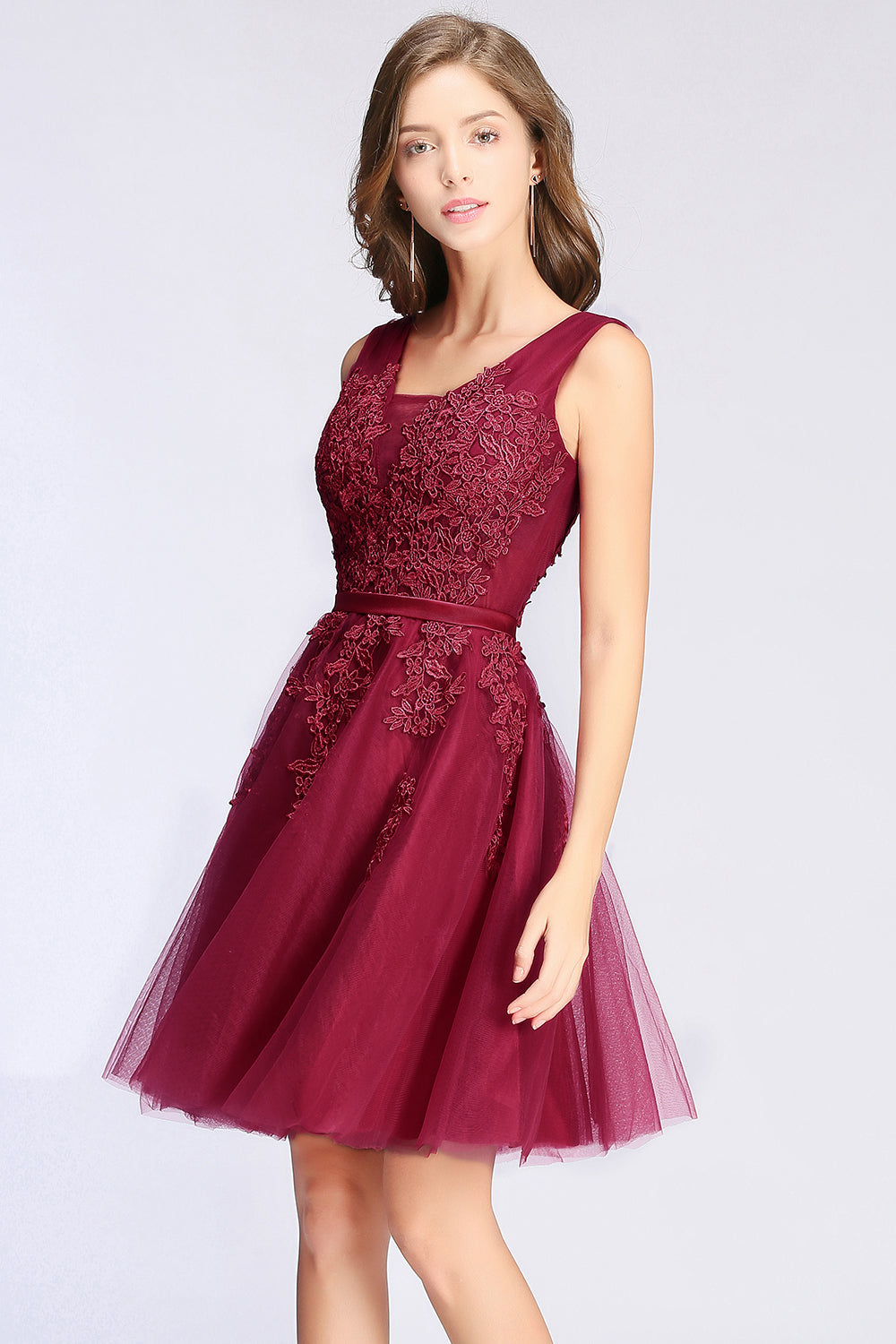 Glamorous Sleeveless Appliques Tulle Lace V-Neck Knee Length Dress