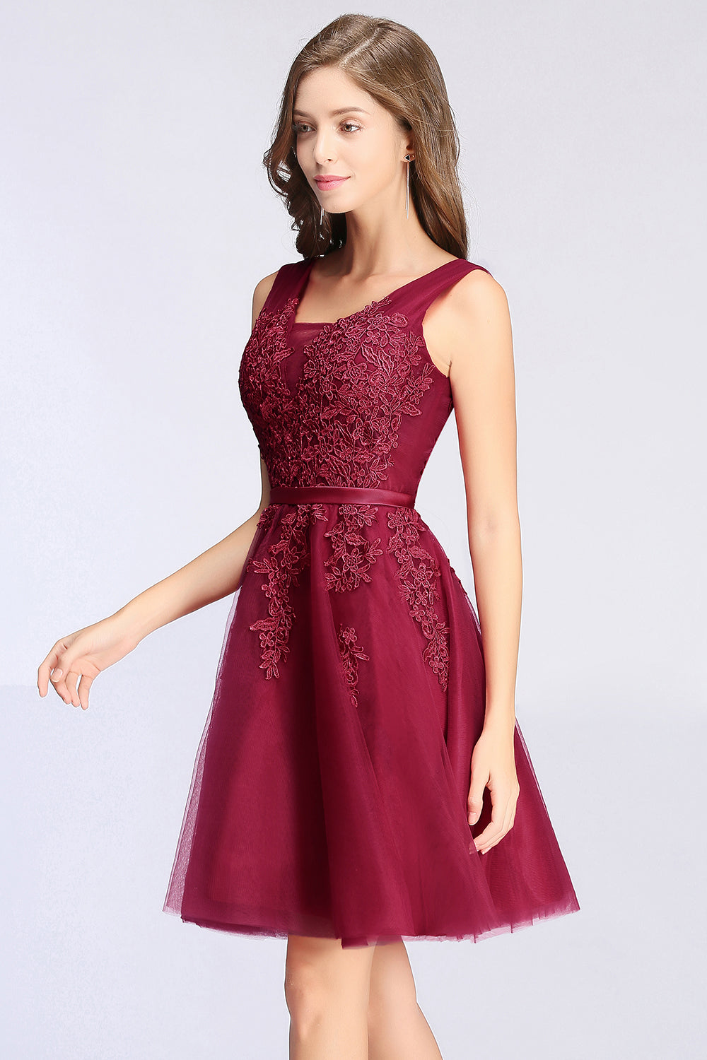 Glamorous Sleeveless Appliques Tulle Lace V-Neck Knee Length Dress