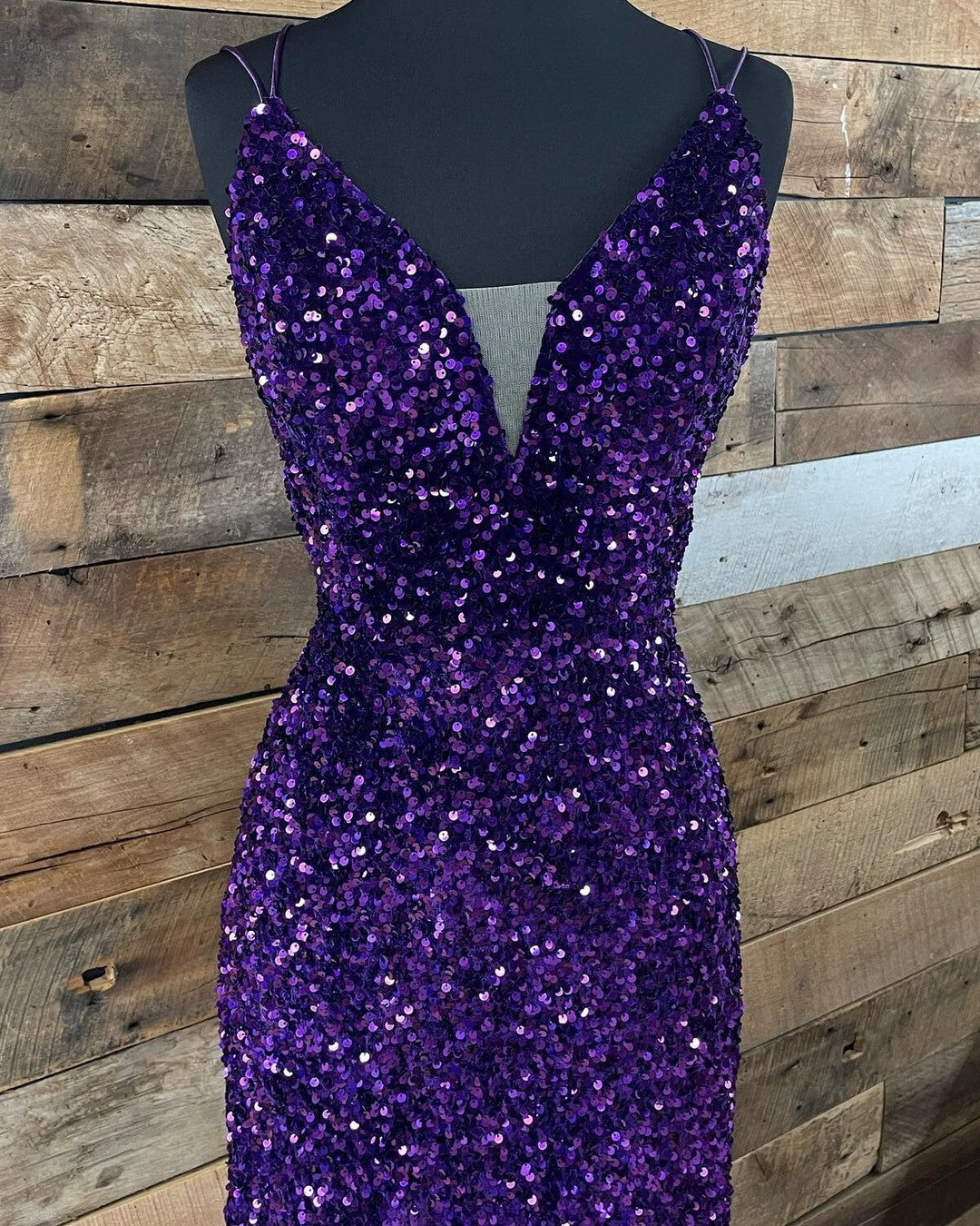 Gorgeous Short Sequined Spaghetti Straps V-neck Tight Homecoming Dress