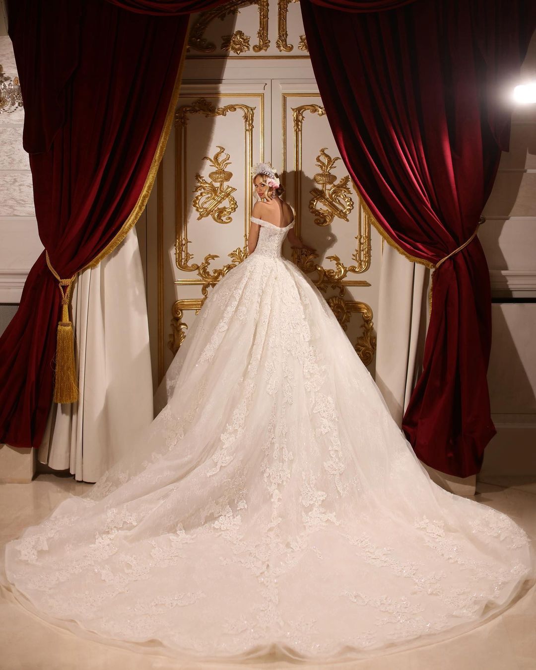 Luxurious A-line Long Off-the-shoulder Appliques Beading Wedding Dress With Train