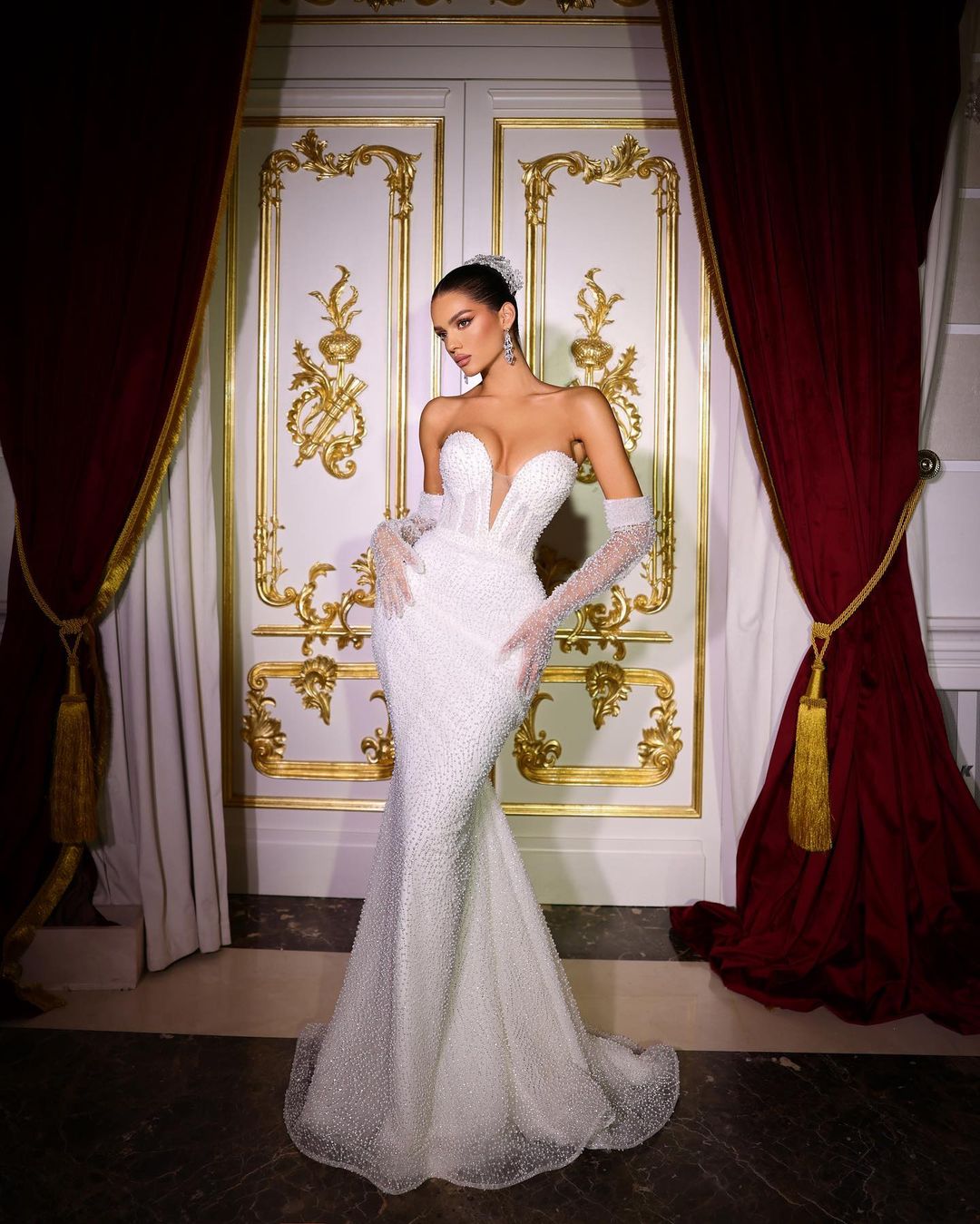 Luxurious Long Ivory V-neck Mermaid Sleeveless Sequined Beading Wedding Dress With Detachable Train