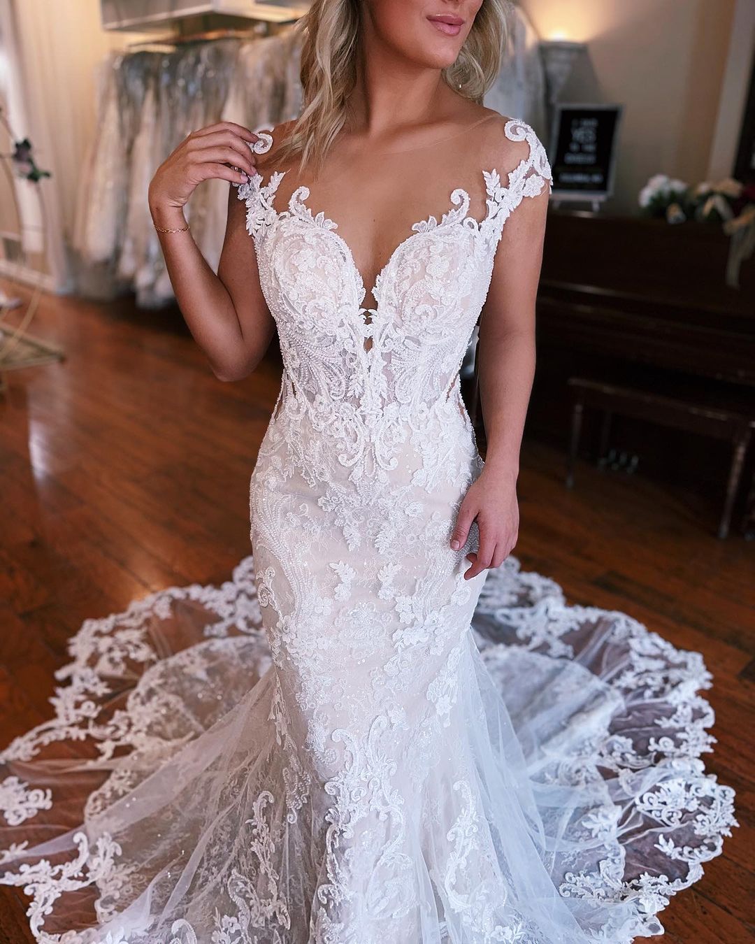 Beautiful Long Mermaid Lace Sleeveless Wedding Dress With Detachable Train