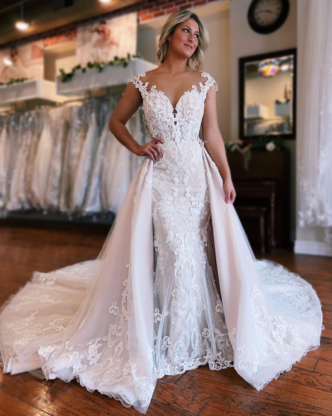 Beautiful Long Mermaid Lace Sleeveless Wedding Dress With Detachable Train