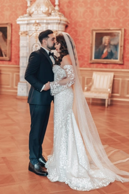 Exquisito vestido de novia de encaje con hombros descubiertos y manga larga de corte sirena