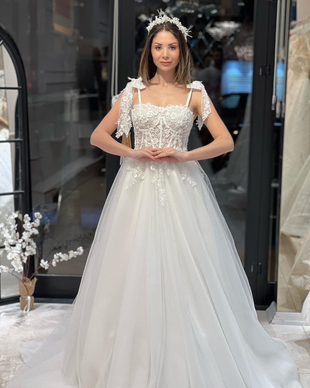 Chic Floor Length Sweetheart Sleeveless A-Line Tulle Wedding Dress with Appliques-misshow.com