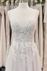 Chic V-neck Appliques Tulle A-line Wedding Dress-misshow.com