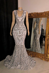 Elegant Long Mermaid V-neck Sleeveless Prom Dress With Applique-misshow.com