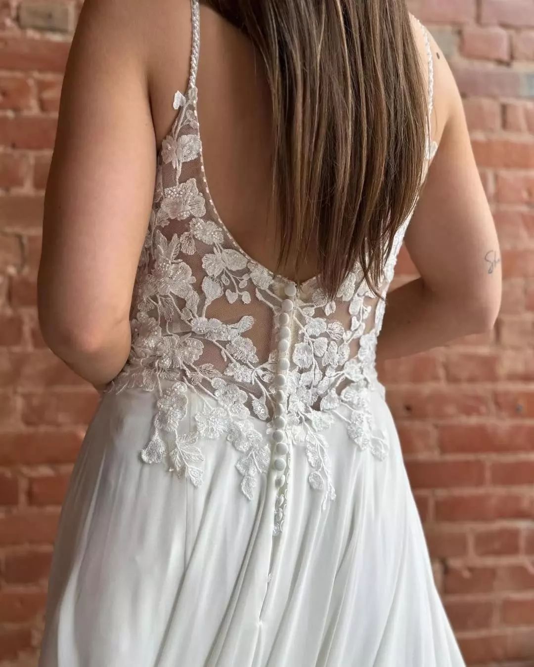 Fabulous A-Line Lace Spaghetti Straps Sleeveless White Wedding Dresses With Split Train