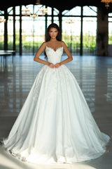 Fabulous A-Line Lace V-Neck Sleeveless White Wedding Dresses With Appliques