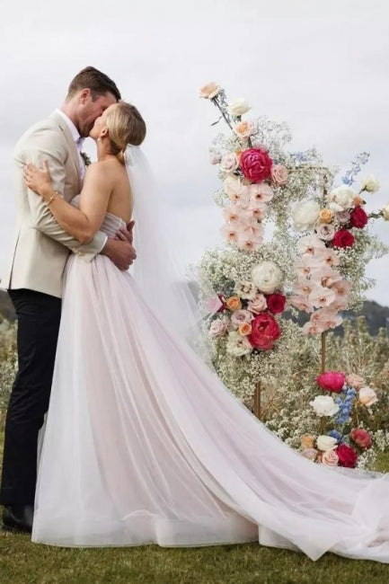 Gorgeous A-Line Tulle Sweetheart Sleeveless White Wedding Dress