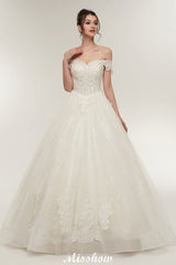 This beautiful Off-shoulder Sweetheart A-line Lace-up Floor Length Lace Appliques Wedding Dresses will make your guests say wow. The Off-the-shoulder bodice is thoughtfully lined, and the Floor-length skirt with Lace,Appliques,Ruffles,Split Front to provide the airy, flatter look of Tulle,Lace.