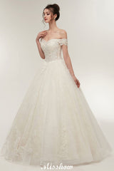 This beautiful Off-shoulder Sweetheart A-line Lace-up Floor Length Lace Appliques Wedding Dresses will make your guests say wow. The Off-the-shoulder bodice is thoughtfully lined, and the Floor-length skirt with Lace,Appliques,Ruffles,Split Front to provide the airy, flatter look of Tulle,Lace.