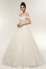 This beautiful Off-shoulder Sweetheart A-line Lace-up Floor Length Lace Appliques Wedding Dresses will make your guests say wow. The Off-the-shoulder bodice is thoughtfully lined, and the Floor-length skirt with Lace,Appliques,Ruffles,Split Front to provide the airy, flatter look of Tulle,Lace.