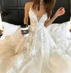 Spaghetti Strap V Neck Beach Court Train Tulle Elegant Wedding Dresses with Lace