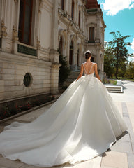 Vintage Ball Gown Lace Spaghetti Straps Sleeveless White Wedding Dress With Appliques Train