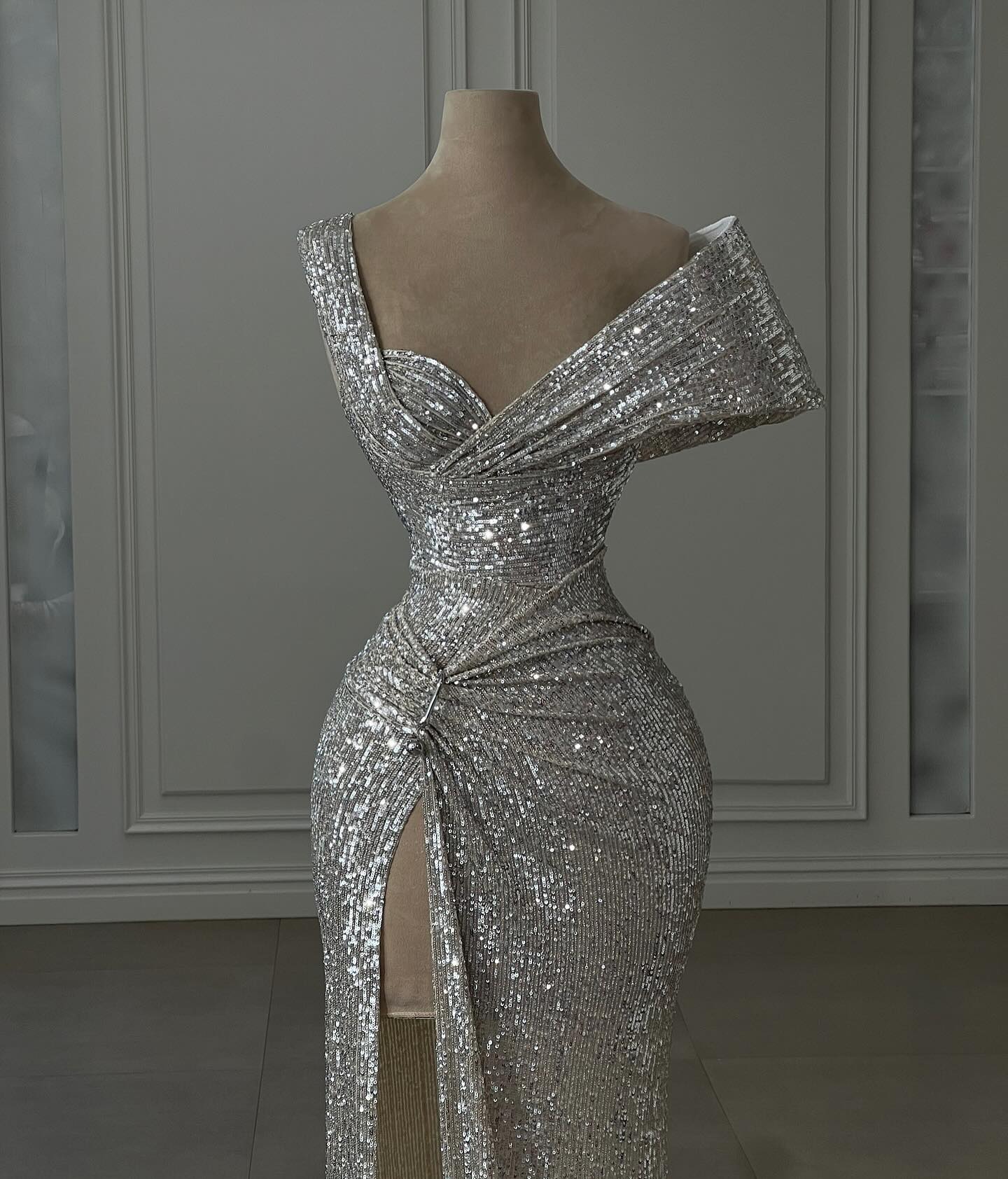 Vintage Column Sequined Off-The-Shoulder Sleeveless Silver Prom Dresses With Split Front